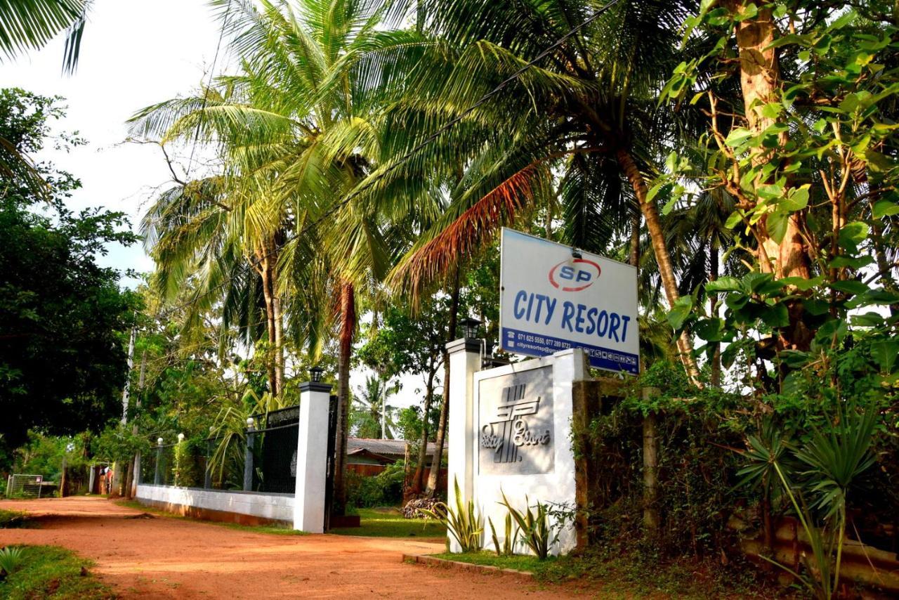 S P City Resort Anuradhapura Bagian luar foto
